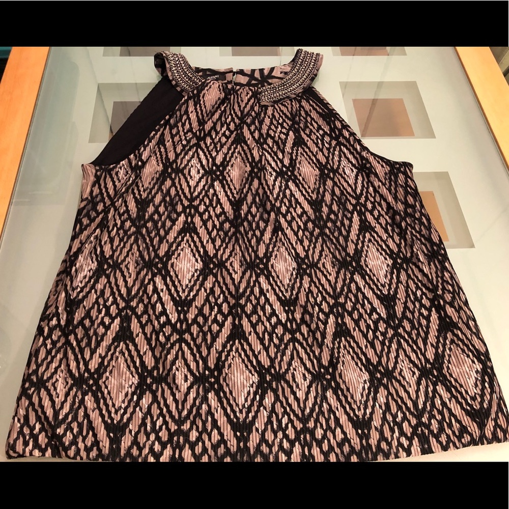 Elegant jewel neck, shoulder bearing, fancy top